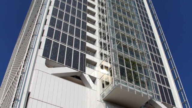 Небостъргачът на Intesa Sanpaolo в Торино, банката зад Fideuram и измамата с AI глас