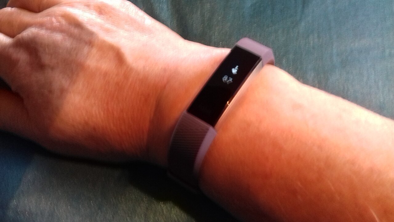 Фитнес гривна Fitbit Alta HR на ръката
