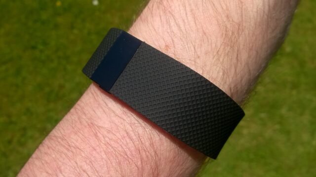Фитнес гривна Fitbit на китката