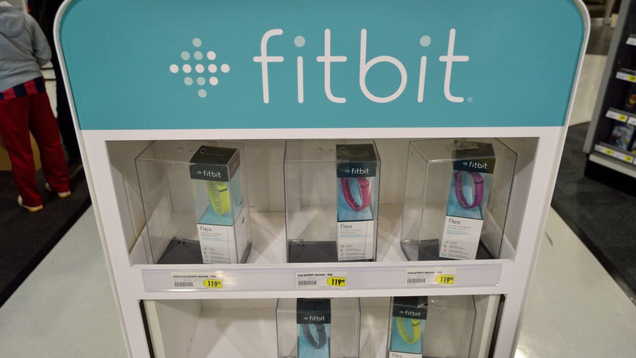 Витрина с фитнес гривни Fitbit в магазин