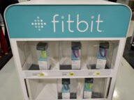 Витрина с фитнес гривни Fitbit в магазин