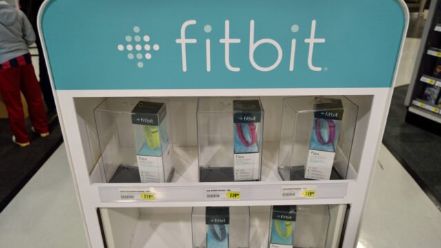 Витрина с фитнес гривни Fitbit в магазин