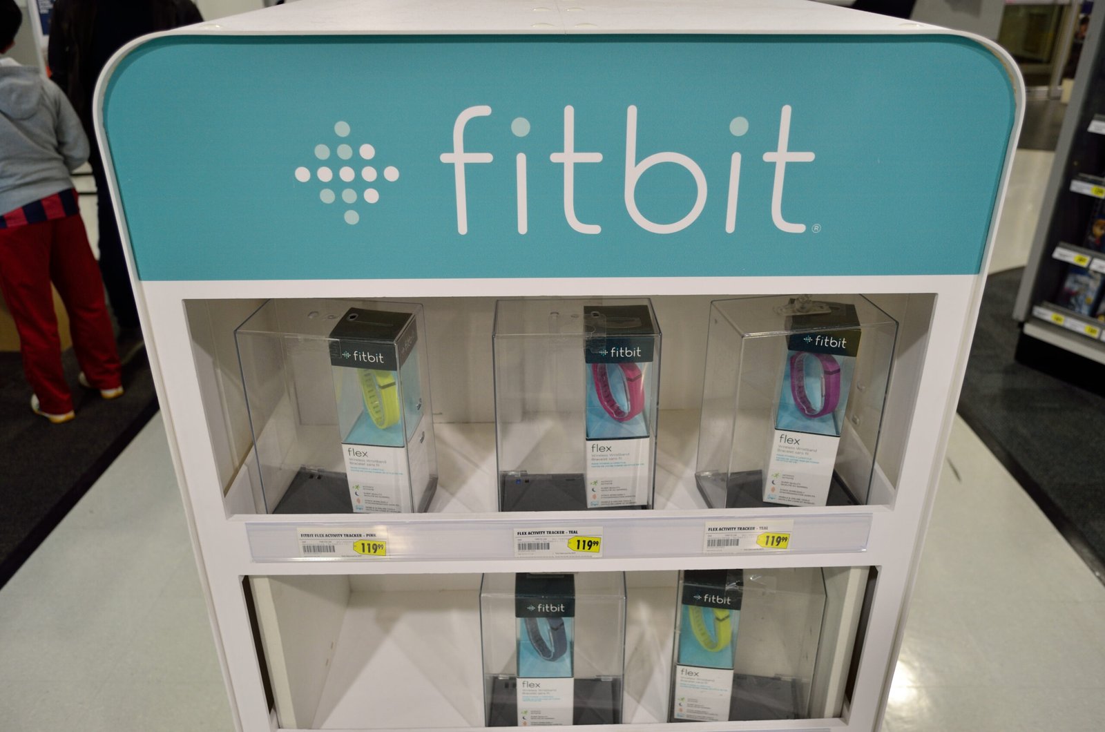 Витрина с фитнес гривни Fitbit в магазин