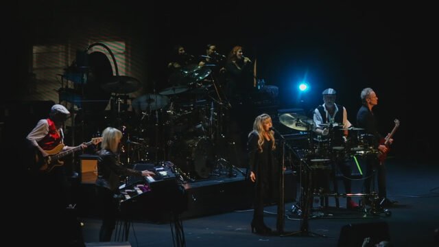 Fleetwood Mac на концерт през 2014 г. – групата е във фокуса на документалния филм The Chain
