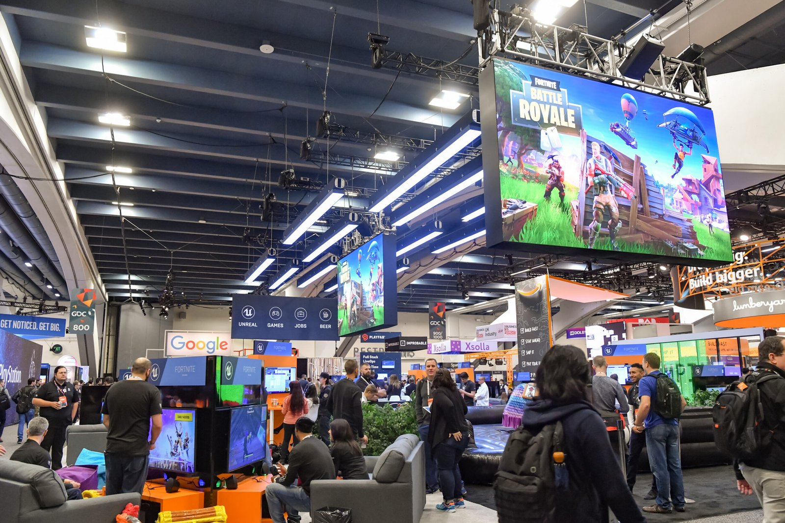 Щанд на Fortnite Battle Royale с големи екрани на конференцията GDC 2018