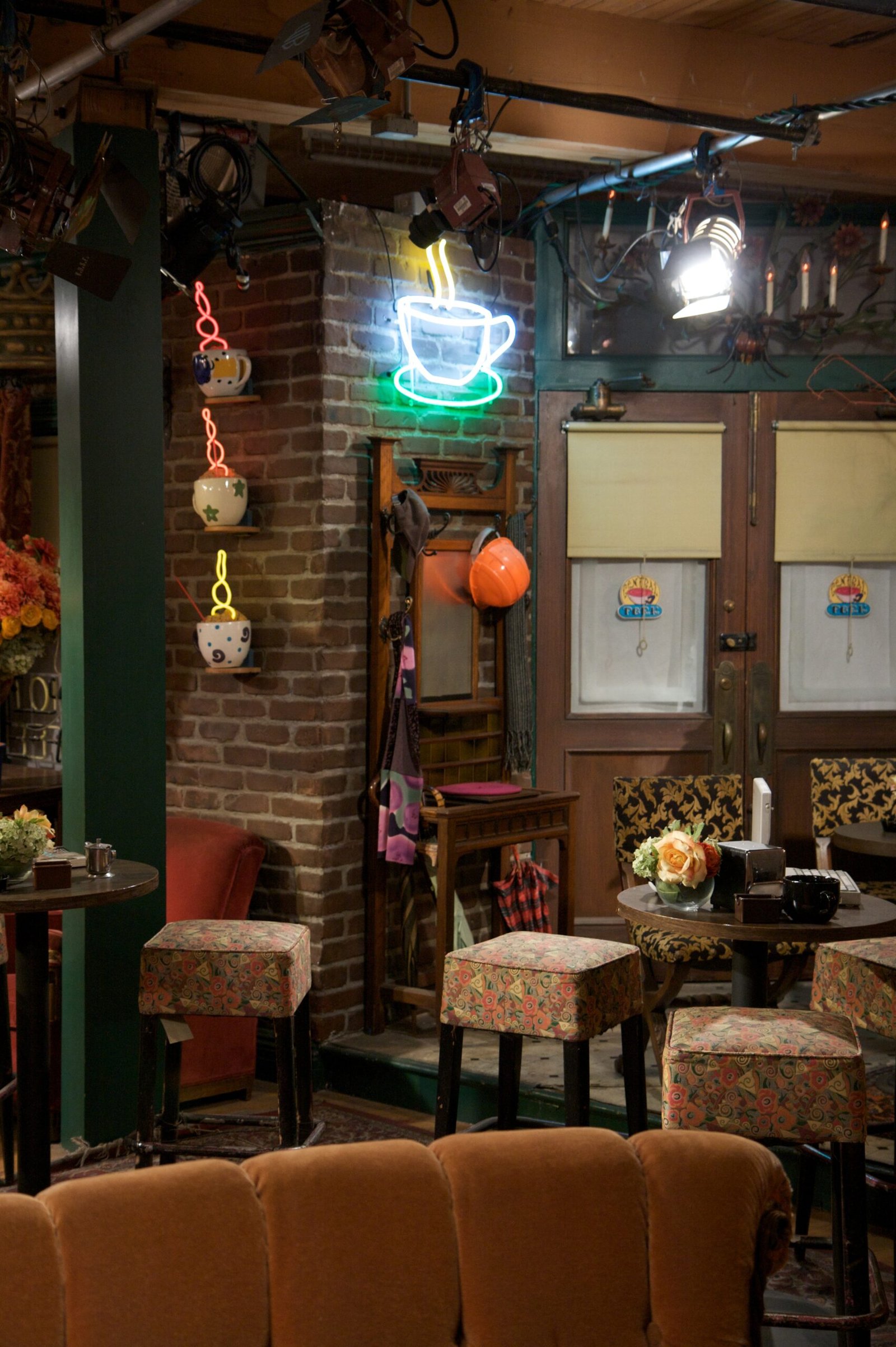 Неонов знак с чаша кафе и тухлена стена в декора на кафенето Central Perk от сериала Friends