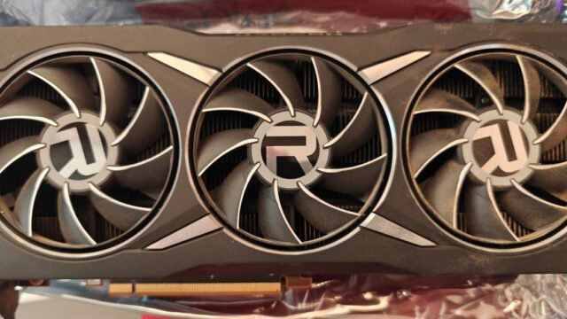 Видеокарта AMD Radeon RX 6800 XT с три вентилатора – серия RX 6000, която получава FSR 4.1