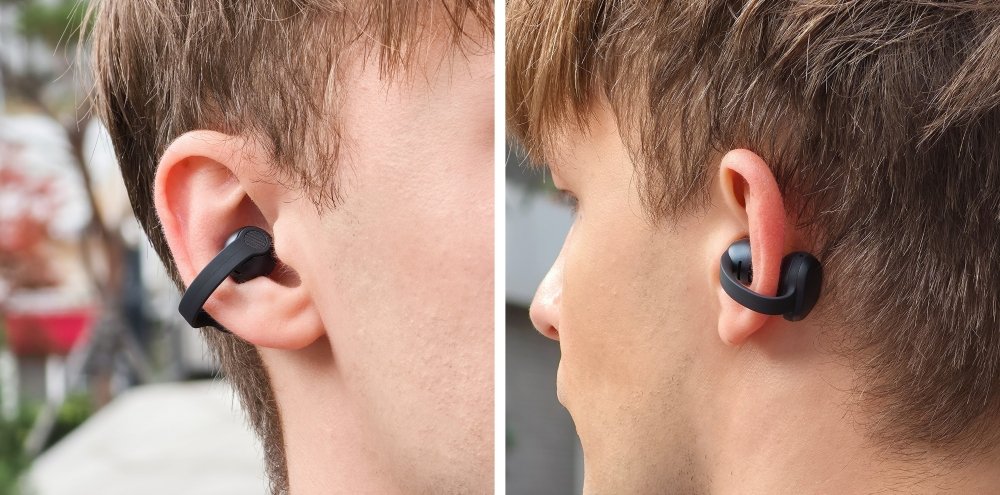 Слушалка Galaxy Buds On, захваната с клипс около ухото, отпред и отзад