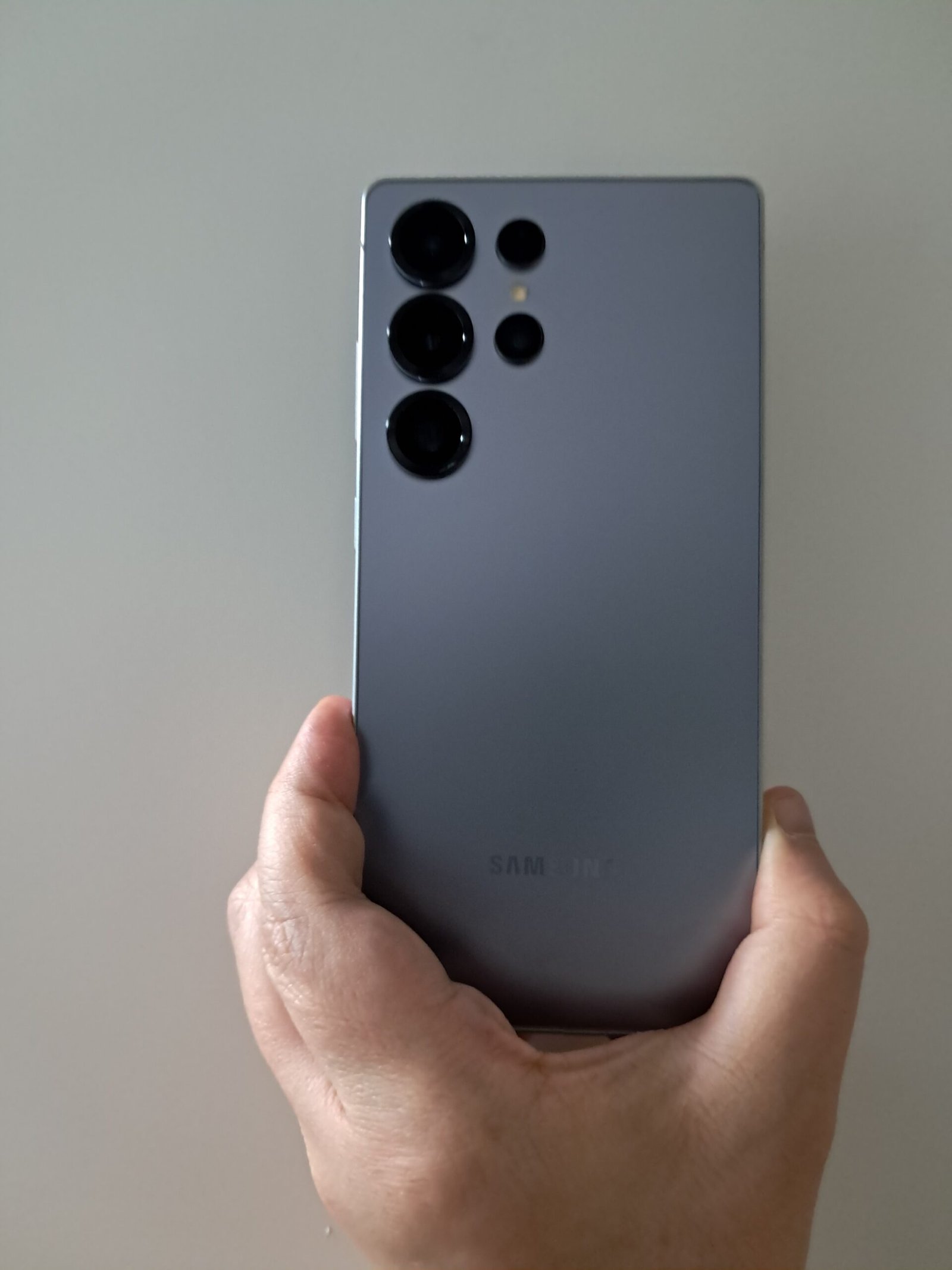 Galaxy S25 Ultra в цвят Titanium Silverblue, държан в ръка – илюстрация към флагманите на Samsung