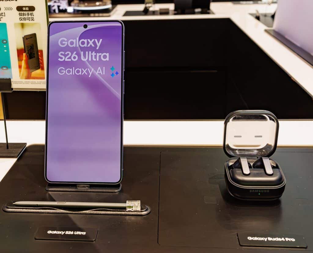 Samsung Galaxy S26 Ultra и слушалките Galaxy Buds4 Pro