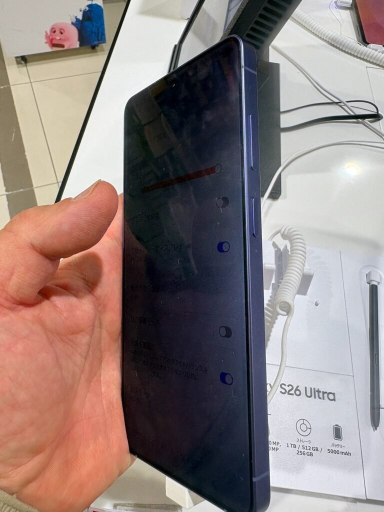 Galaxy S26 Ultra с включен Privacy Display – екранът е трудно видим отстрани