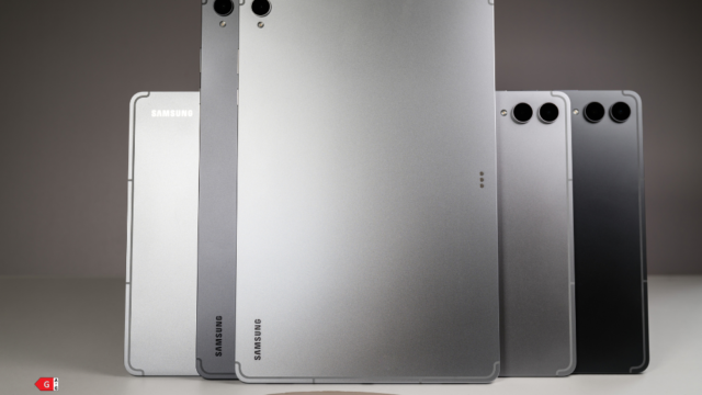 Таблетите Samsung Galaxy Tab S12 Ultra и Tab S12+ в сива и сребриста версия, гледани отзад