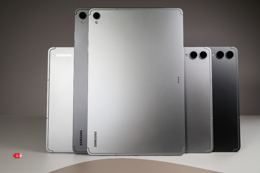 Samsung Galaxy Tab S12 Ultra и Tab S12+ в сива и сребриста версия, гледани отзад