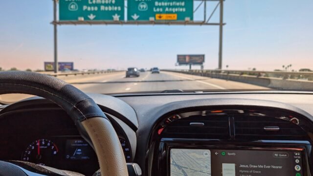 Екран на Android Auto в автомобил с навигация и музика – Gemini в колата
