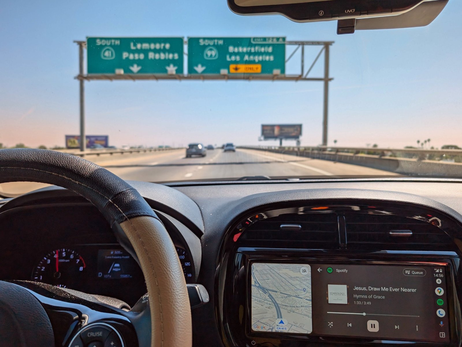 Екран на Android Auto в автомобил с навигация и музика – Gemini в колата