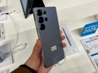 Samsung Galaxy S25 Ultra в ръка – Android телефон, на който работи Gemini Live