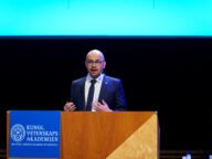 Демис Хасабис, главен изпълнителен директор на Google DeepMind, компанията зад Genie 4, по време на лекция през 2024 г.