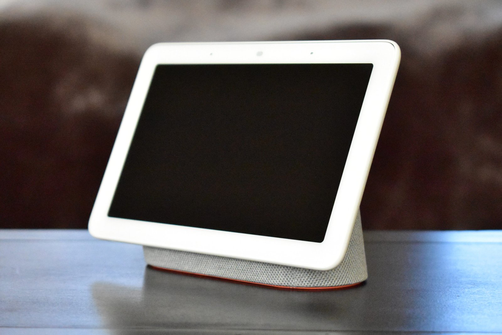 Умният дисплей Google Home Hub, днес Nest Hub, на маса
