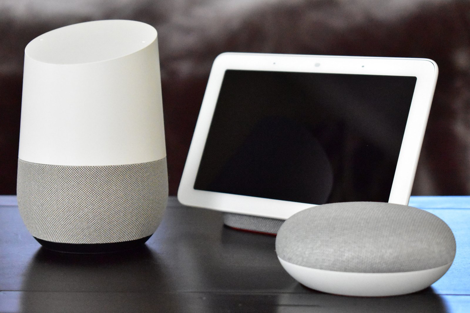 Google Home, Home Hub и Home Mini – устройства, около които се изгражда умен дом с Google Home