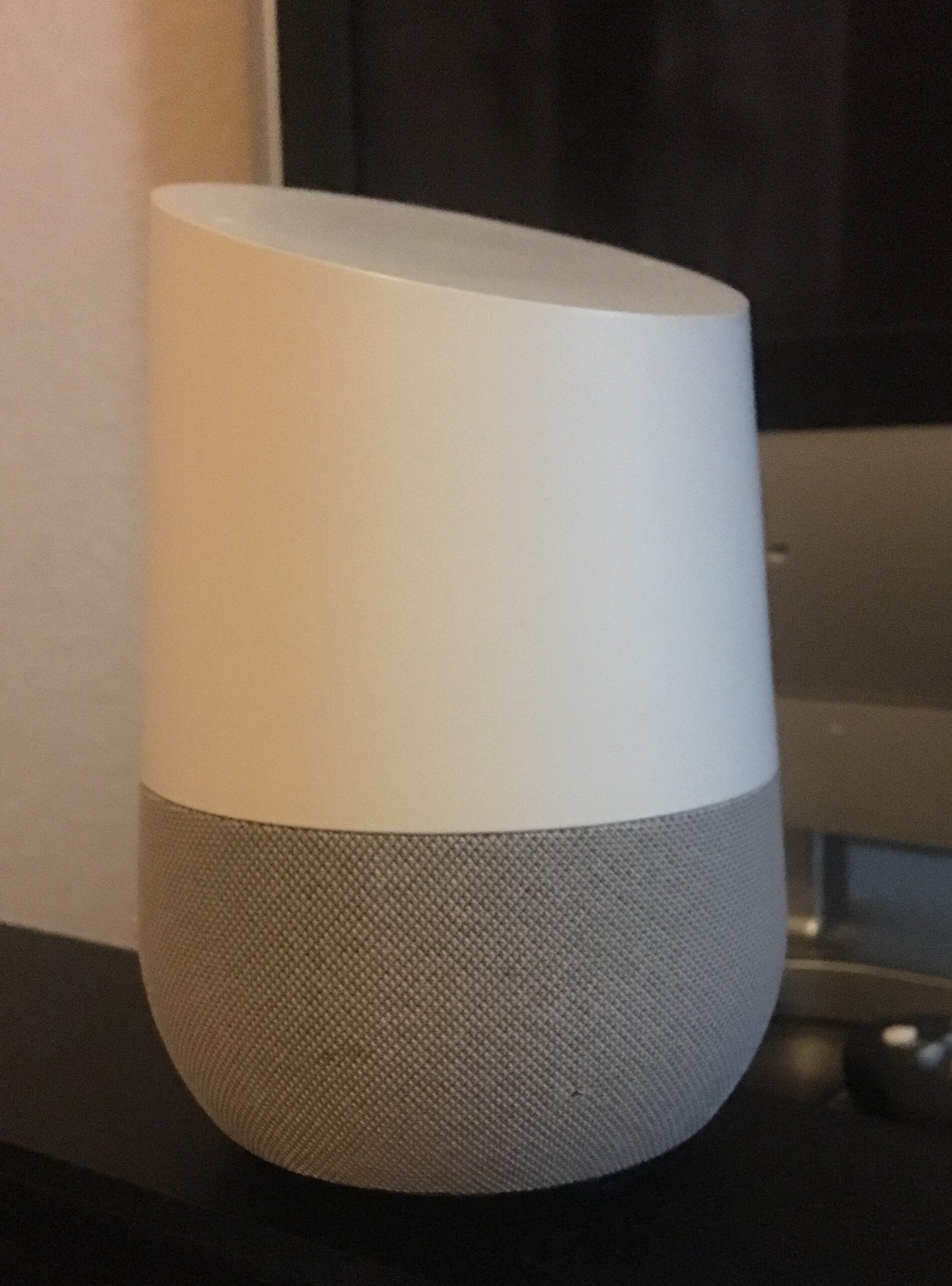 Оригиналната умна колона Google Home в бяло и сиво