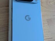 Google Pixel 10 Pro отзад – един от телефоните с Gemini Nano проверка на линкове за Google Messages защита от измами