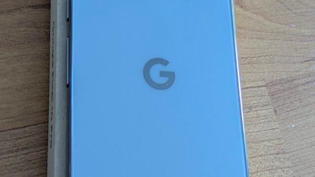 Google Pixel 10 Pro отзад – един от телефоните с Gemini Nano проверка на линкове за Google Messages защита от измами