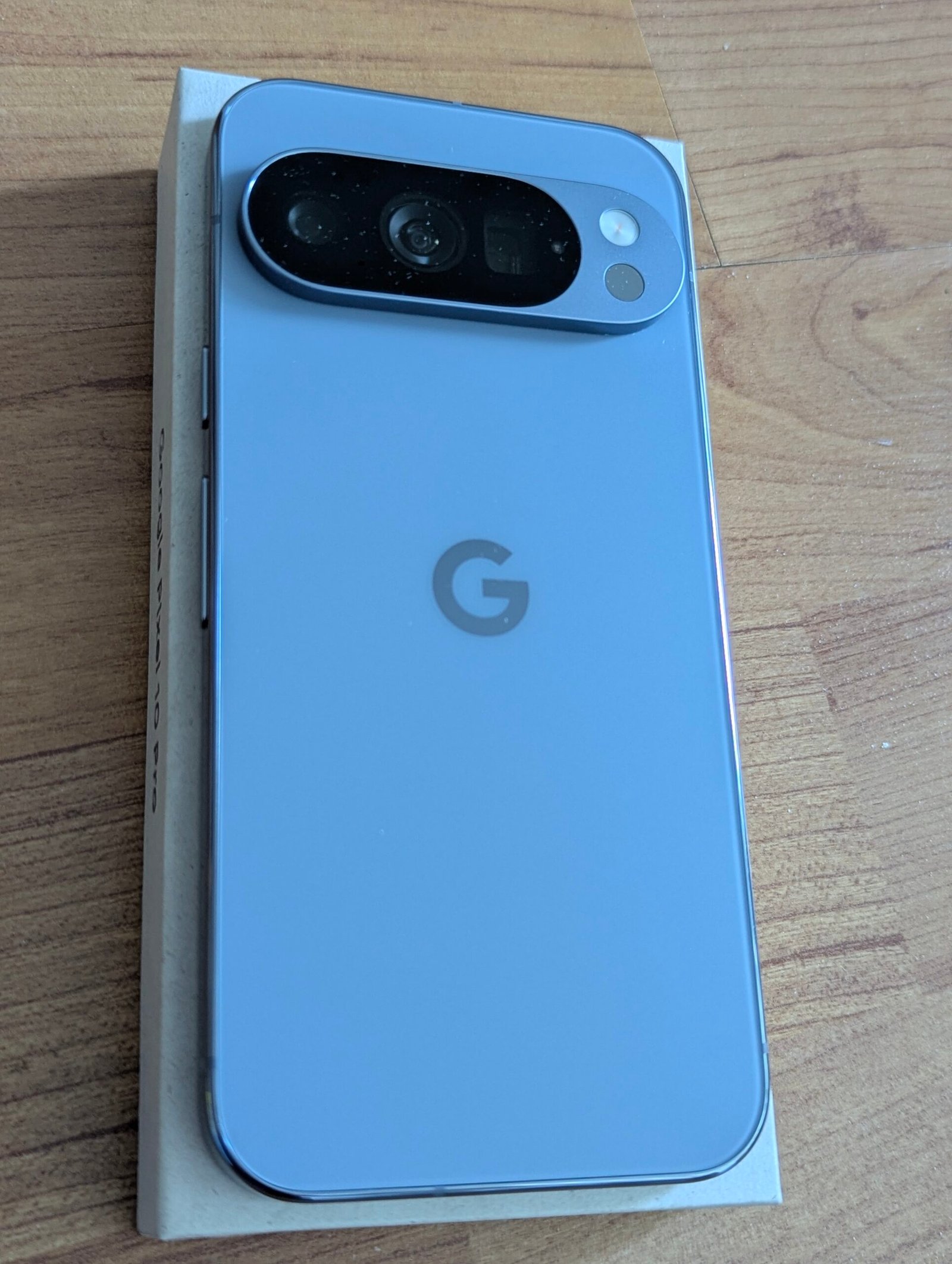 Google Pixel 10 Pro в син цвят – един от телефоните, които получават проверка на линкове с Gemini Nano в Google Messages