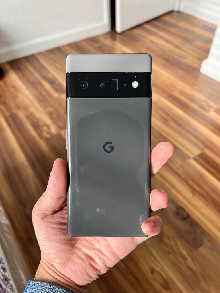 Google Pixel 6 Pro в ръка, гледан откъм гърба