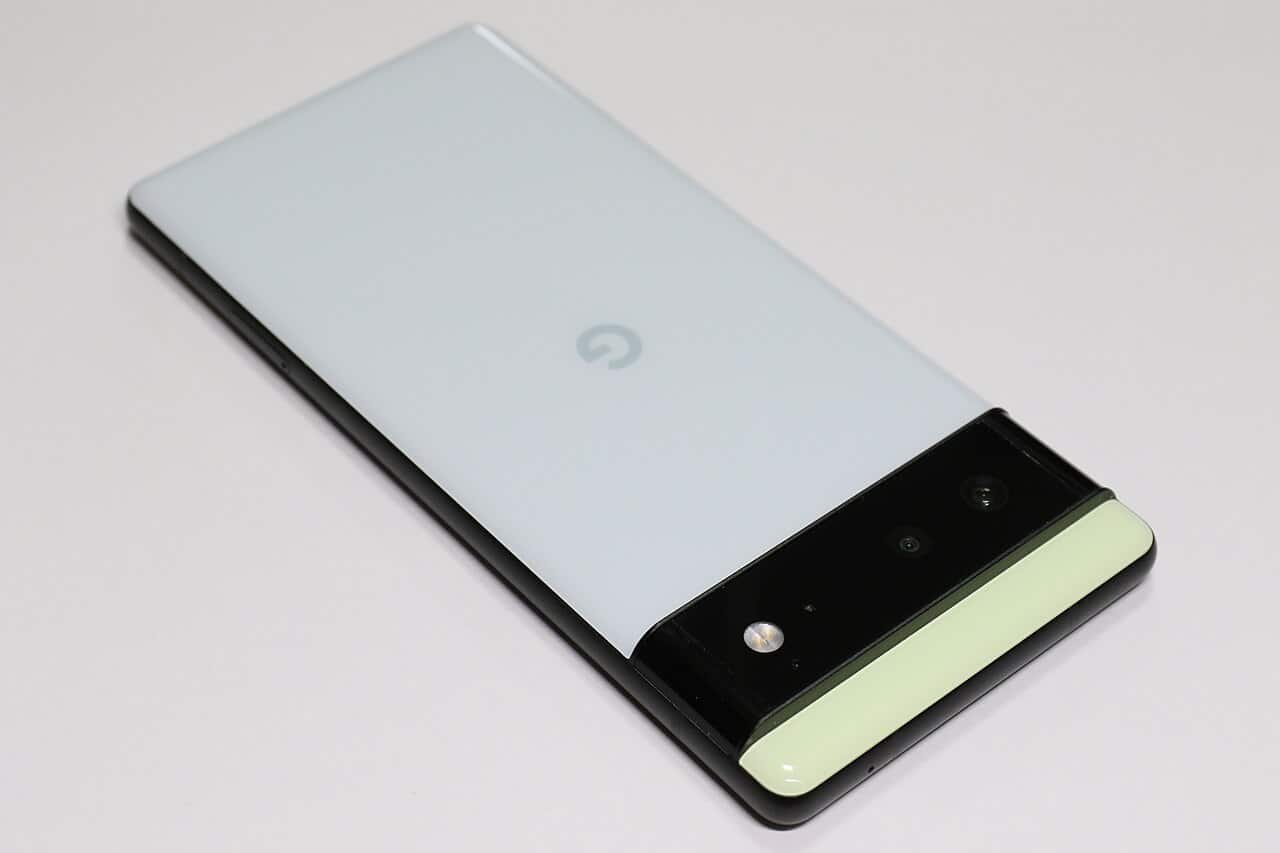 Гърбът на Google Pixel 6 в цвят Sorta Seafoam с хоризонталната лента за камерите