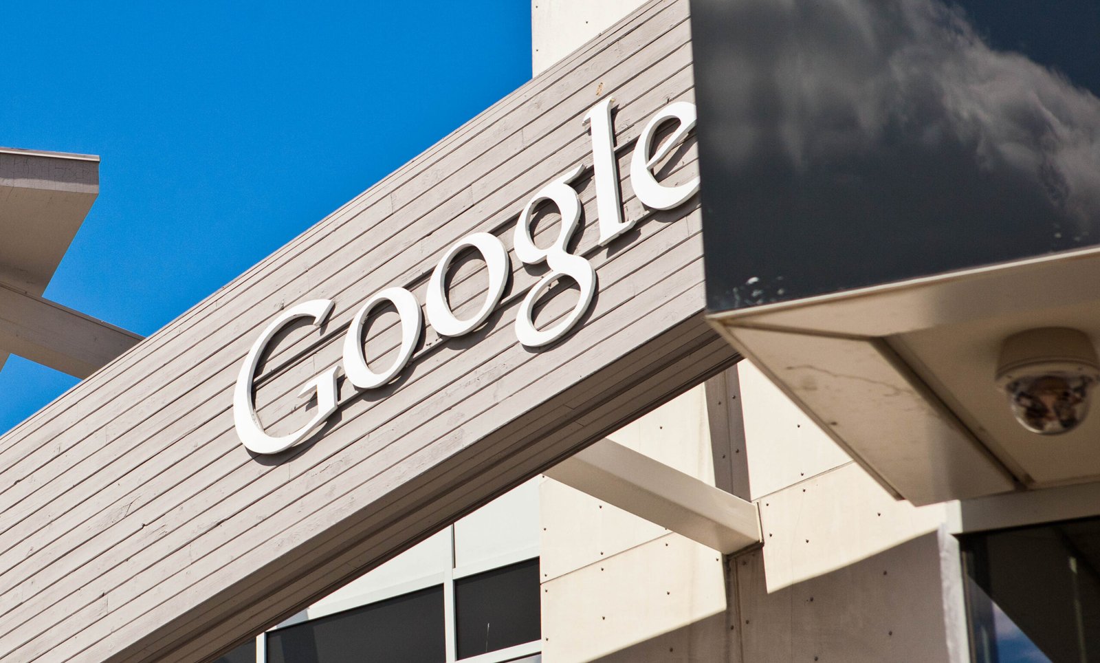 Логото на Google на сграда в кампуса на компанията