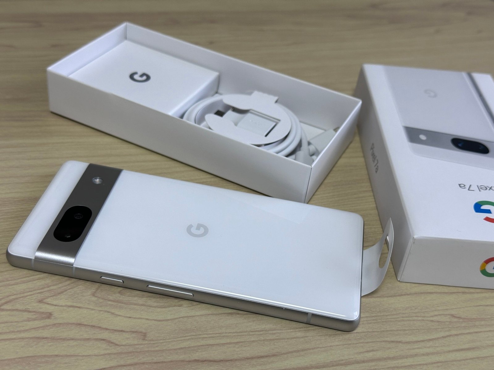 Смартфон Google Pixel 7a до кутията си – Google System Updates за Android