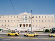 Сградата на гръцкия парламент в Атина, където е приет законът за забрана на социалните мрежи за деца под 15 години