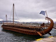 Реконструираната древногръцка тирема Olympias на кея – кораб от епохата, в която се развива „Одисея“