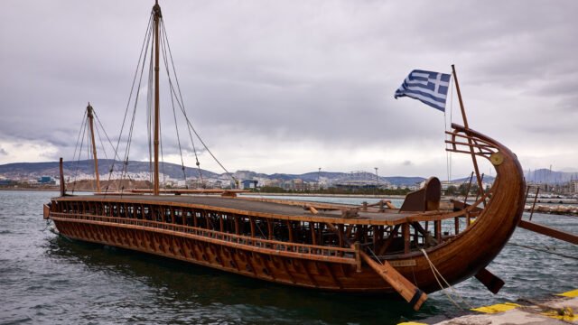 Реконструираната древногръцка тирема Olympias на кея – кораб от епохата, в която се развива „Одисея“
