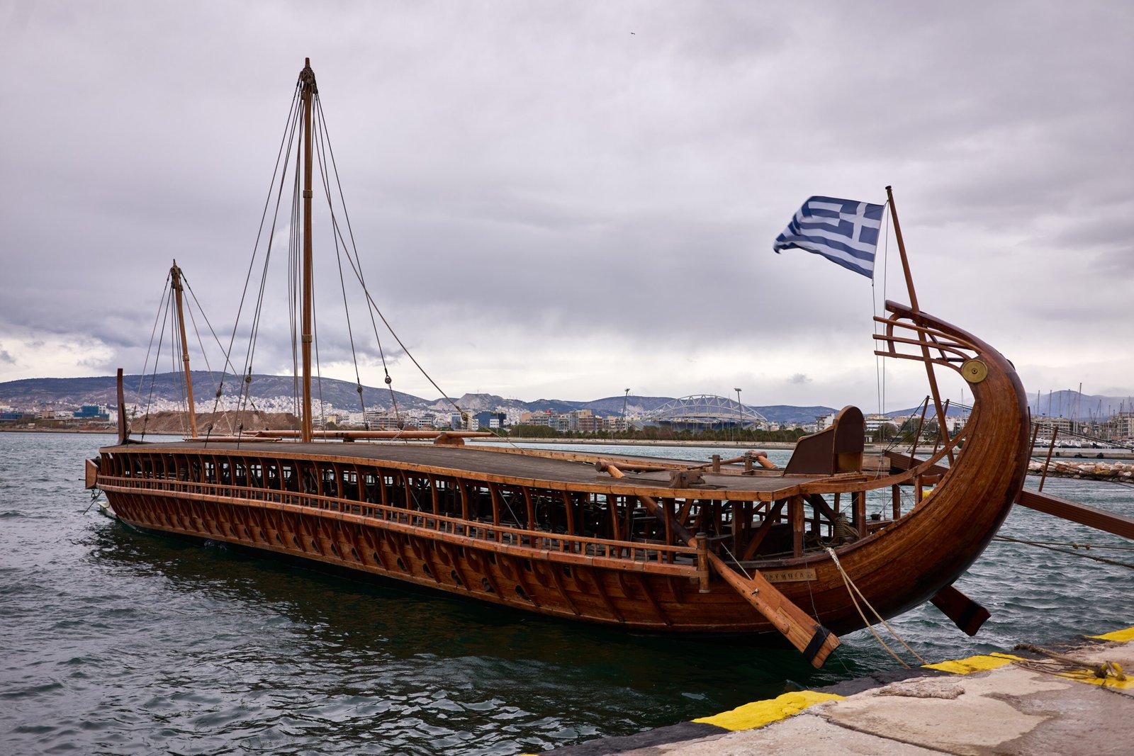 Реконструираната древногръцка тирема Olympias на кея – кораб от епохата, в която се развива „Одисея“
