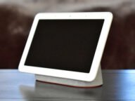 Смарт дисплей Google Home Hub върху маса – пример за устройство, което може да работи като хъб в умния дом