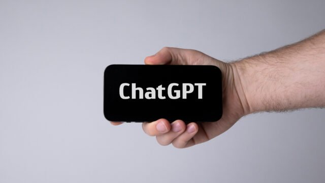 Смартфон с ChatGPT в ръка