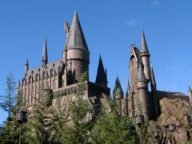 Замъкът Хогуортс в тематичния парк Wizarding World of Harry Potter – илюстрация към сериала Harry Potter на HBO