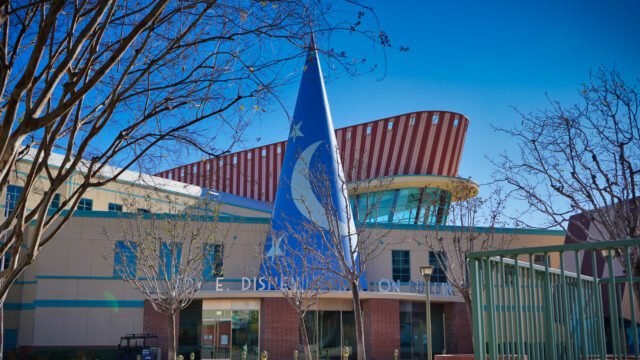 Входът на Walt Disney Animation Studios в Бърбанк с магьосническата шапка – студиото, което прави Hexed