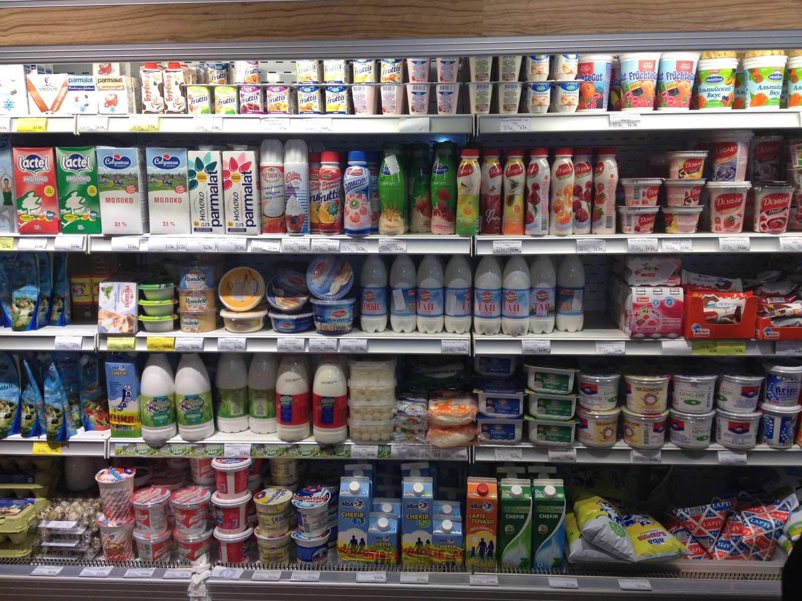 Хладилна витрина с млечни продукти в магазин – илюстрация към кибератаката срещу хладилници
