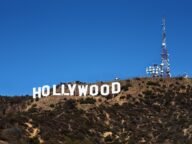 Надписът Hollywood на хълма над Лос Анджелис – символ на филмовата индустрия, която обсъжда квоти за стрийминг
