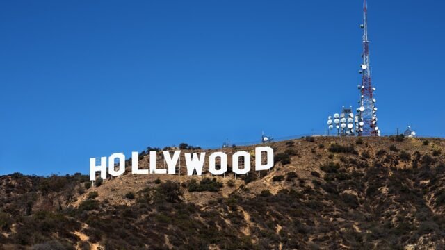 Надписът Hollywood на хълма над Лос Анджелис – символ на филмовата индустрия, която обсъжда квоти за стрийминг