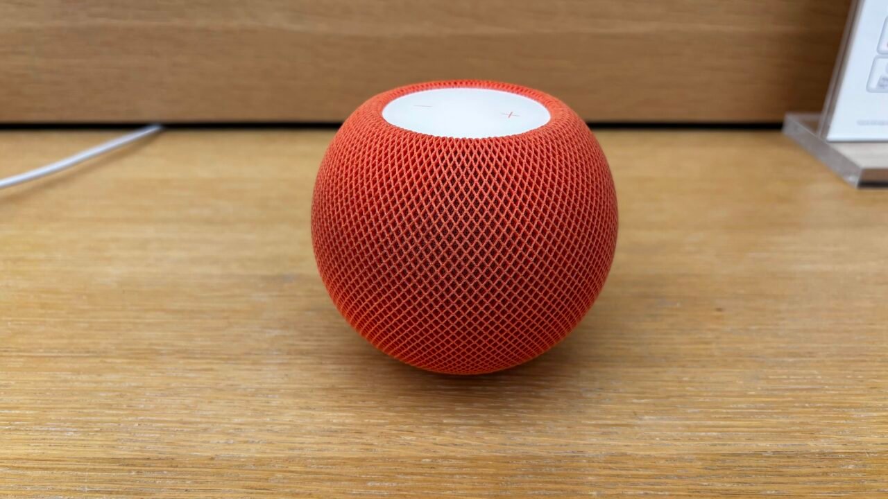 HomePod mini в оранжево – предишно поколение на смарт колонката, преди HomePod mini 2