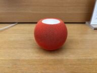 HomePod mini в оранжево – предишно поколение на смарт колонката, преди HomePod mini 2