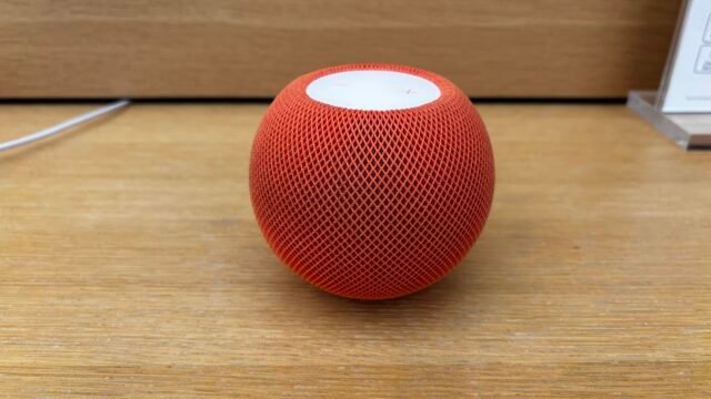 HomePod mini в оранжево – предишно поколение на смарт колонката, преди HomePod mini 2
