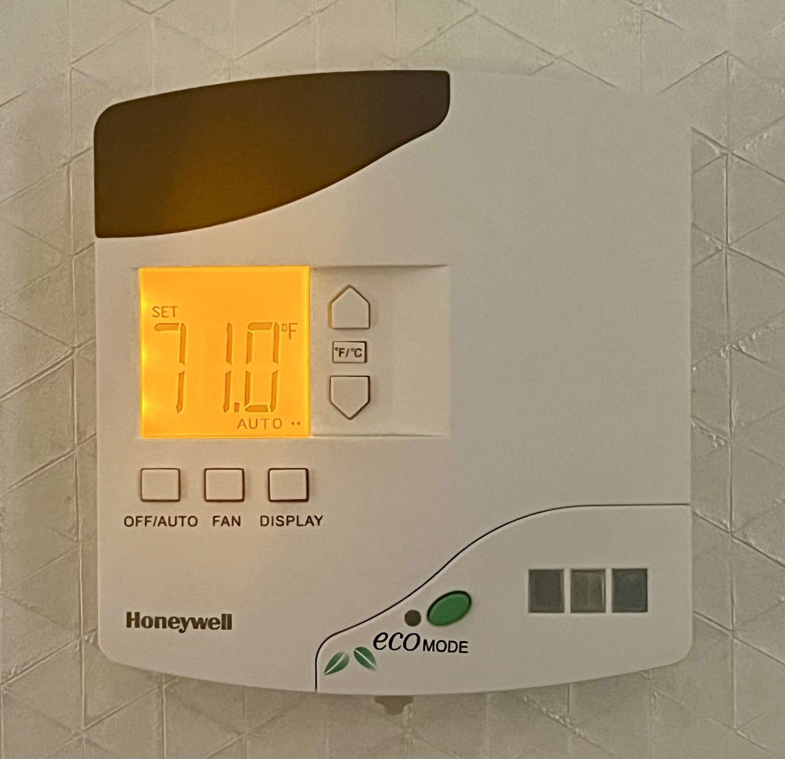 Стенен термостат Honeywell с еко режим и зададена температура