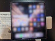 Сгъваемият Honor Magic V5 на демонстрационен щанд – модел от списъка за MagicOS 11