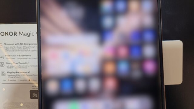 Сгъваемият Honor Magic V5 на демонстрационен щанд – модел от списъка за MagicOS 11