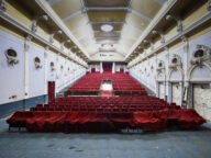Кино зала с червени седалки – хорърите връщат зрителите в киноцентровете през 2026 г.