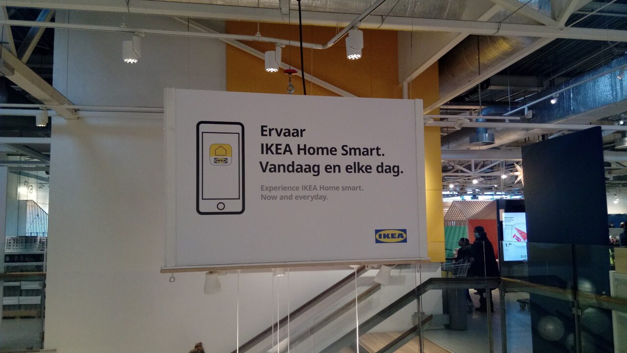 Табло за приложението IKEA Home smart в магазин на IKEA
